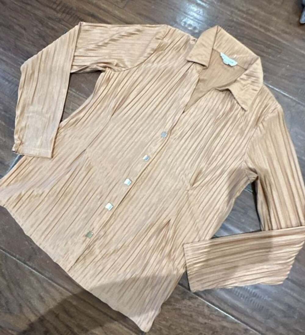 RIO & RIAN Pleated Long Sleeve Button Up Shirt Size M Gold
